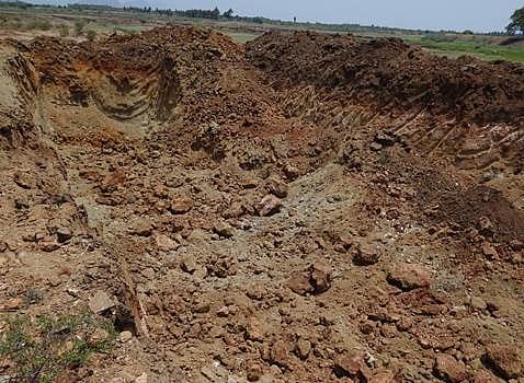 பழனி அருகே இரவிமங்கலம் குளத்தில் வருவாய்துறை, பொதுப்பணித்துறை உதவியோடு கரையை உடைத்து மண் திருட்டு 